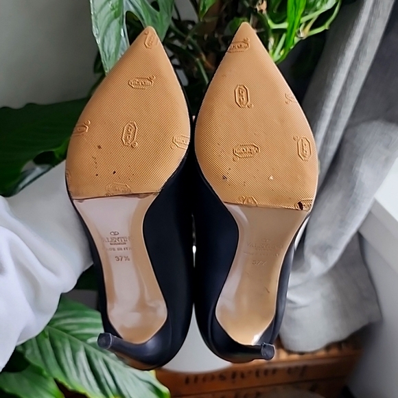 Valentino Black Leather Classic Single Stud  Heeled Pump - Picture 9 of 10